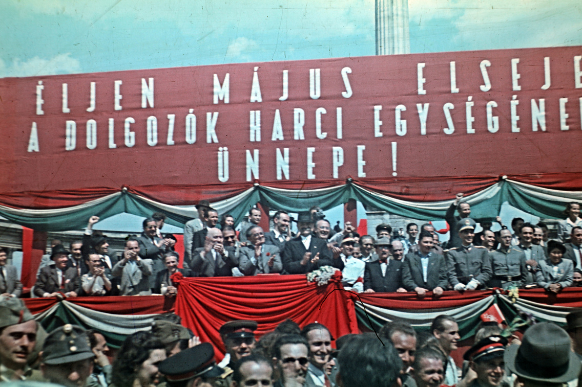 Hősök tere, május 1-i ünnepség, a dísztribünön középen Rákosi Mátyás, Szakasits Árpád, Veres Péter), 1946