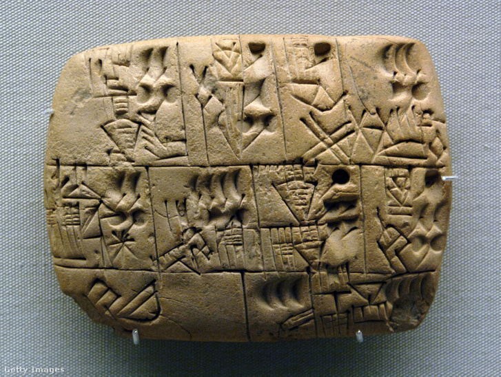 Sumer agyag írástábla piktogramokkal, amelyek a sör elosztását rögzítették időszámításunk előtt 3100-3000 körül. (British Museum, London)