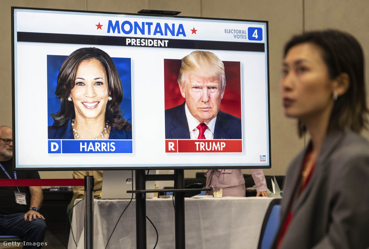 Donald Trump és Kamala Harris láthatóak egy képernyőn az amerikai nagykövetségen rendezett választási eredményváró rendezvényen 2024. november 6-án Pekingben