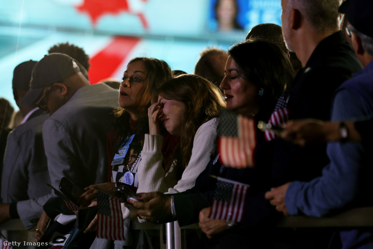 Demokrata szavazók reakciói a 2024-es amerikai elnökválasztás eredményére Washongton DC-ben 2024. november 5-én