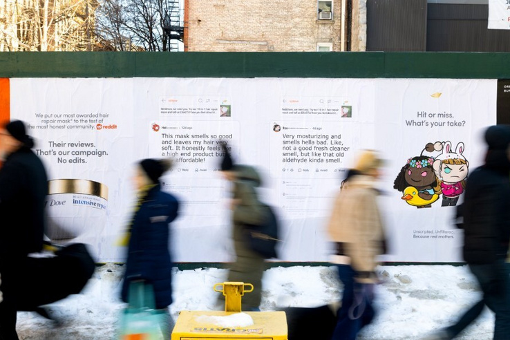 Reddit-kommentekkel plakátolták tele az utcákat: ez volt a cél