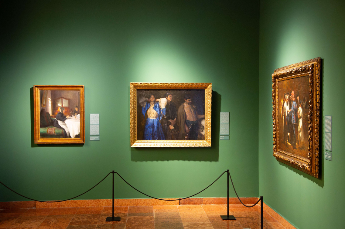 Középen látható a Cigányok II. című festmény