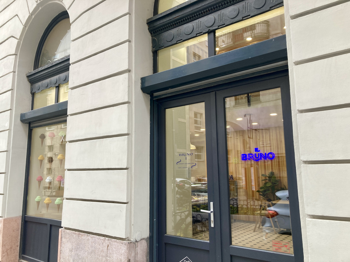 Az utcasaroktól kell sétálni egy keveset a bejáratig