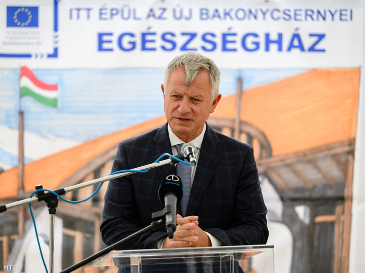 Törő Gábor a Bakonycsernyei Egészségház alapkőletételén 2025. július 7-én