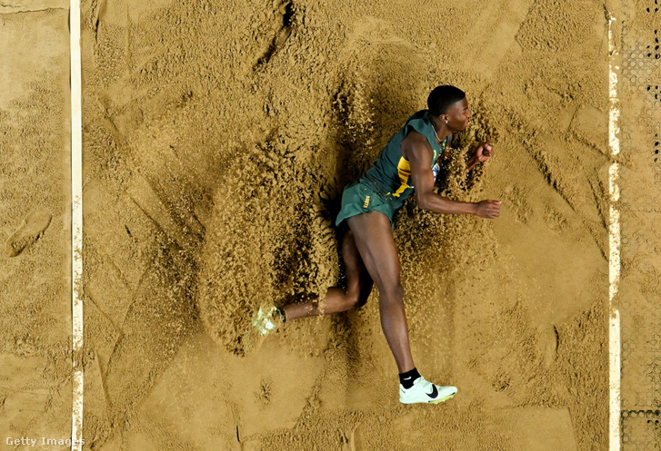 Luvo Manyonga a férfitávolugrás döntőjében Toruńban 2026. március 22-én