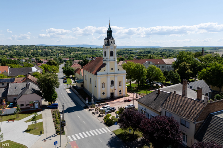 A felújított Szentháromság templom Bicskén