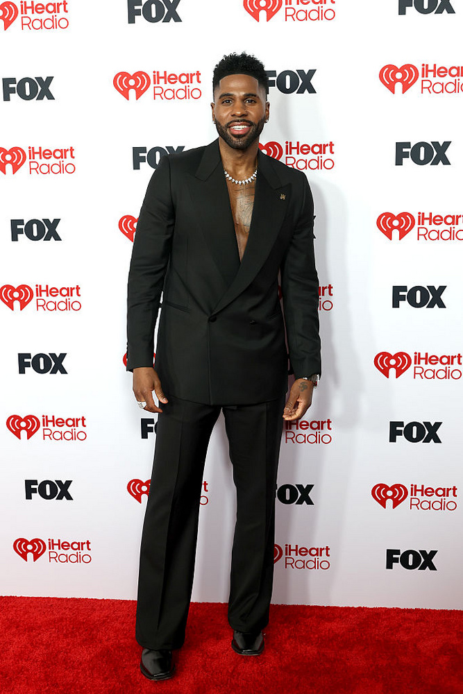 Jason Derulo, aki idén nyáron a Budapesten ad majd koncertet, egy egyszerű fekete öltöny mellett tette le a voksát