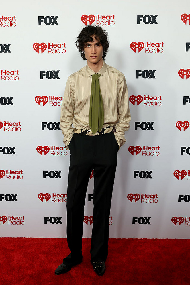 Az idei Sziget egyik fellépője, Sombr egy színekben harmonizáló egyszerű szettben állt a fotósok elé, aminek a hangsúlya egyértelműen a nyakkendőjén volt.