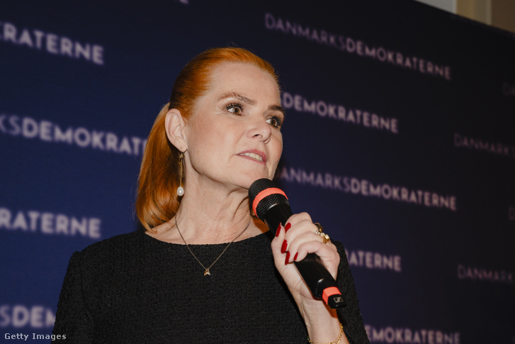 Inger Støjberg beszédet mond pártja választási rendezvényén a koppenhágai parlamentben 2026. március 24-én