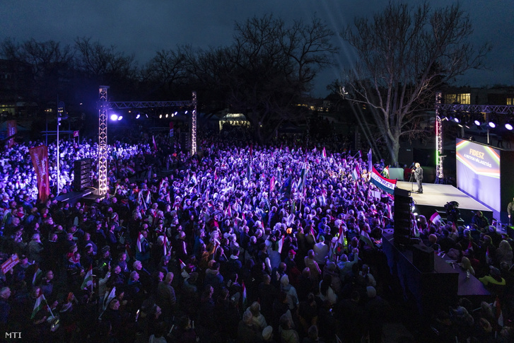 Orbán Viktor miniszterelnök, a Fidesz elnöke országjárásának törökszentmiklósi állomásán a Kossuth téren 2026. március 26-án