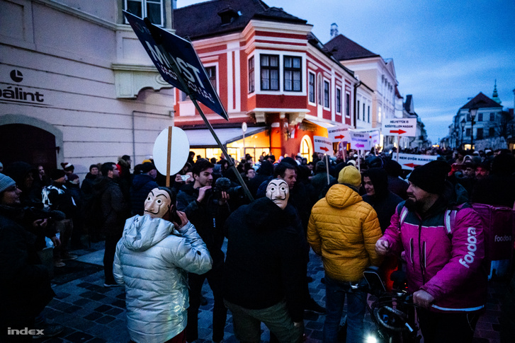 Ellentüntetők Győrben