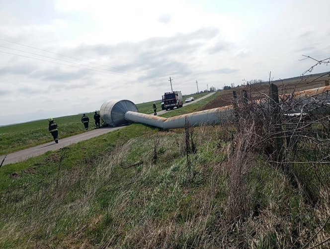 Tőből csavart ki a szél egy többtonnás víztornyot Somogyban