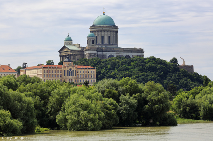 Az esztergomi bazilika, teljes nevén Nagyboldogasszony és Szent Adalbert Főszékesegyház.
