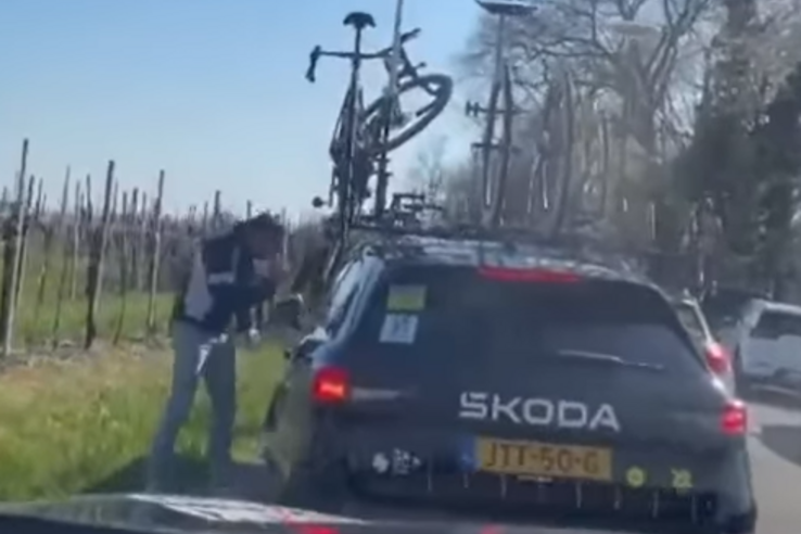 Ilyen létezik? Két ittas néző a verseny közben próbált meg ellopni egy bringát