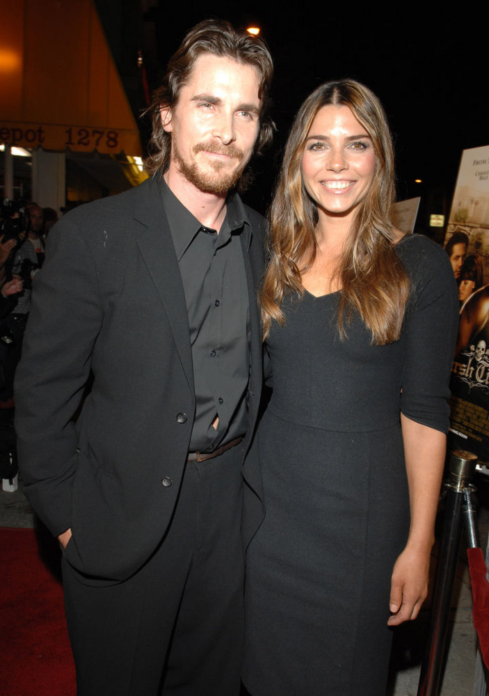 Christian BaleChristian Bale köztudottan nagyon visszahúzódó ember, így nem meglepő, hogy egy hasonlóan magánéletét óvó nőt vett feleségül, Sibi Blažićot