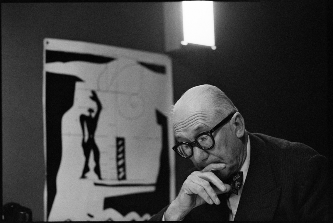 Le Corbusier az irodájában a Modulor című művével, 35 rue de Sèvres, Párizs, Franciaország (1959)