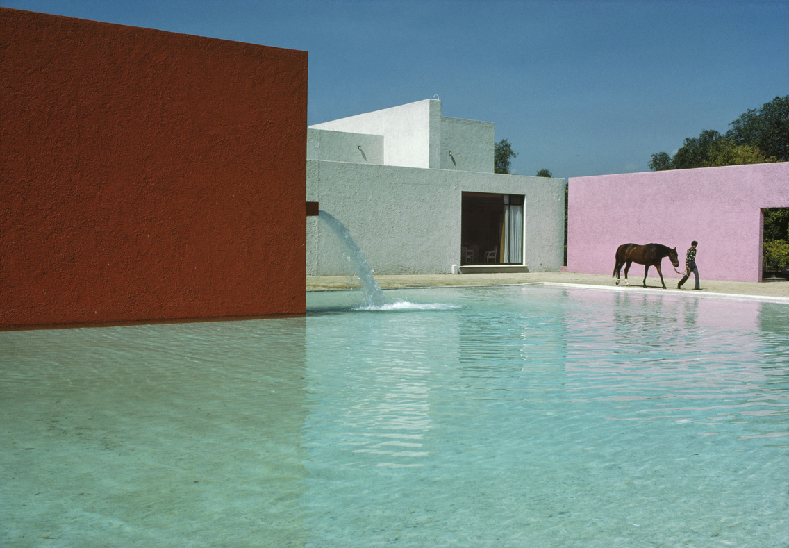 Istálló, úsztató és ház Luis Barragán és Andres Casillas tervezésében, Cuadra San Cristobal, Los Clubes, Mexikó (1976)