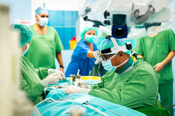 Prof. dr. Rovó László az első okos cochleáris implantátumot ülteti be