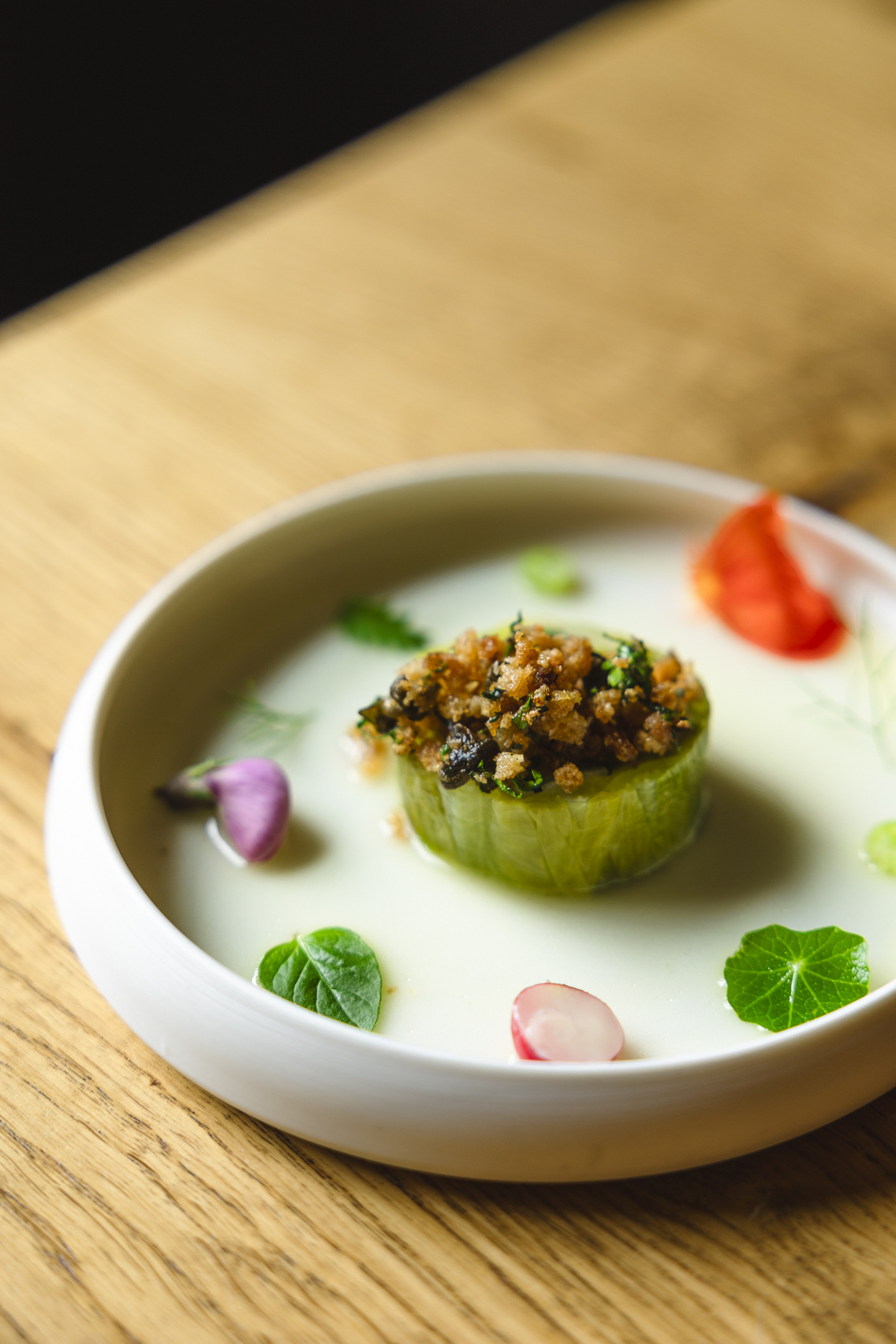 Oxidált saláta kapribogyós morzsával, kamelinaolajos vinaigrette-tel