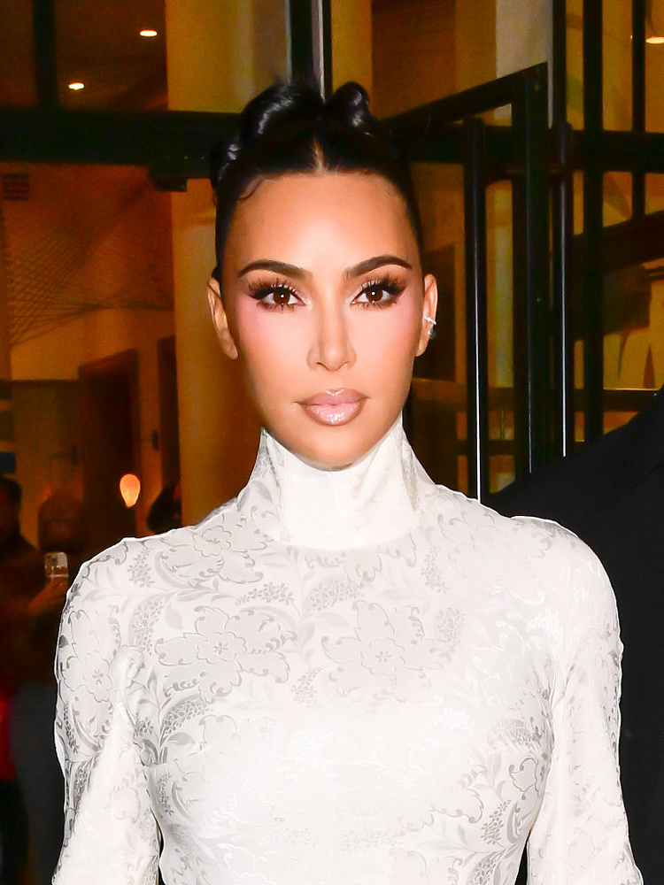 Kim KardashianAz LED maszkok fényterápiát használnak a kollagéntermelés fokozására, a ráncok csökkentésére és a bőr állapotának javítására