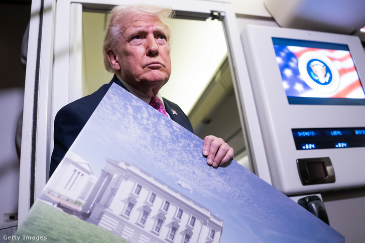Donald Trump a Fehér Ház tervezett keleti szárnyának rajzával