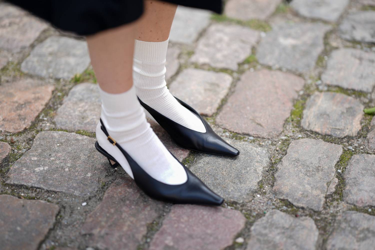 A zoknival viselt slingback cipő friss, trendkövető styling-megoldás - a 2026-os divat egyik kulcsiránya.