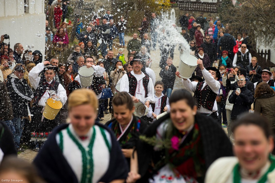 GettyImages-Hollókő húsvét 2