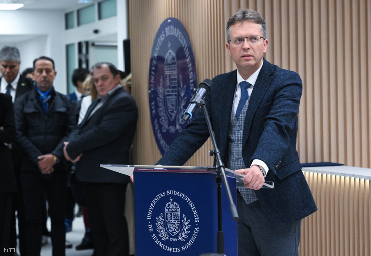 Hankó Balázs kultúráért és innovációért felelős miniszter beszédet mond a Semmelweis Egyetem Szent Rókus Egészségközpont átadásán, Budapesten, 2026. március 30-án