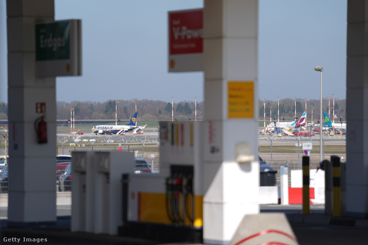 A hamburgi repülőtér benzinkútjánál egy repülőgép látható a töltőállomások mögött 2026. április 1-jén