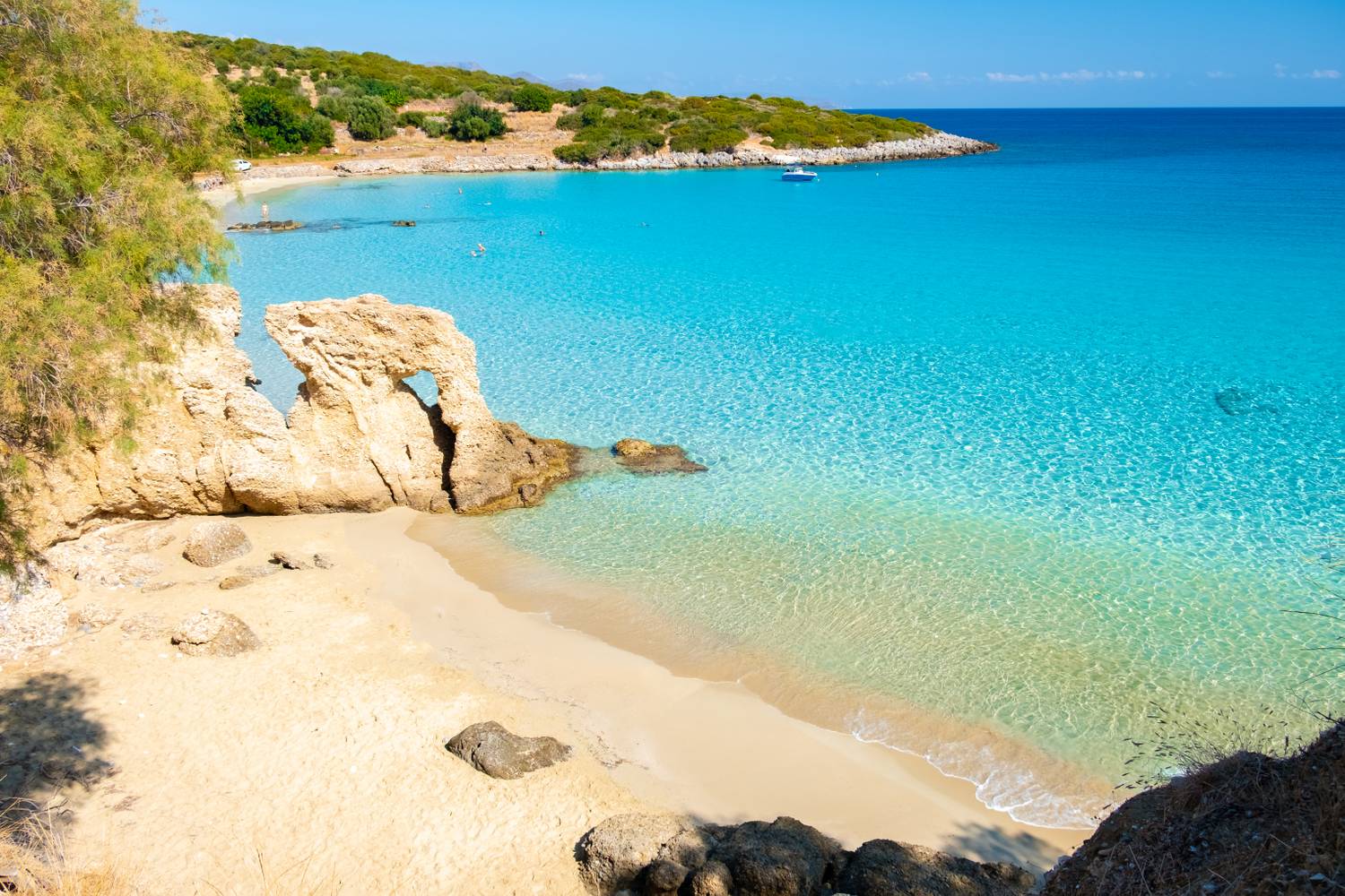 Agios Nikolaos strandjai könnyen elérhetők, a városközponti Kitroplatia Beach sekély vízzel és közeli tavernákkal várja a fürdőzőket, míg a Voulisma Beach aranyhomokkal és tiszta vízzel kecsegtet.