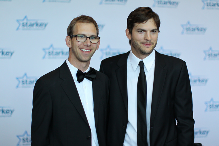Ashton és Michael Kutcher„Ikrek vagyunk… és a legjobb barátomnak tartom őt” - mondta Ashton Kutcher 2012-ben testvéréről, Michael Kutcherről
