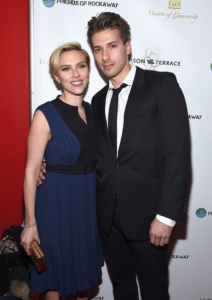 Scarlett és Hunter JohanssonSokan nem is gondolnák, hogy a világ egyik legnépszerűbb színésznőjének van egy kétpetéjű ikertestvére, aki mindössze három perccel idősebb