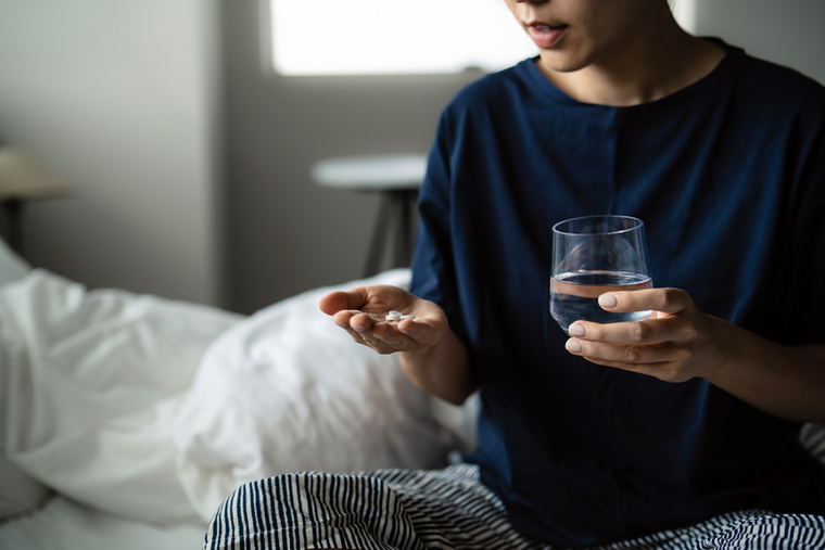Vény nélkül kapható fájdalomcsillapítók gyakori szedéseFejfájás, izomfájdalmak vagy menstruációs görcsök esetén az ibuprofén vagy naproen tartalmú fájdalomcsillapítók hatékonyak lehetnek, ugyanakkor a rendszeres használatuk irritálhatja a gyomor és a bélrendszer nyálkahártyáját