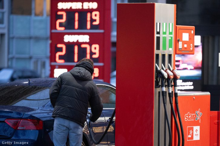 Egy férfi autót tankol egy benzinkútnál Drezdában 2026. március 31-én