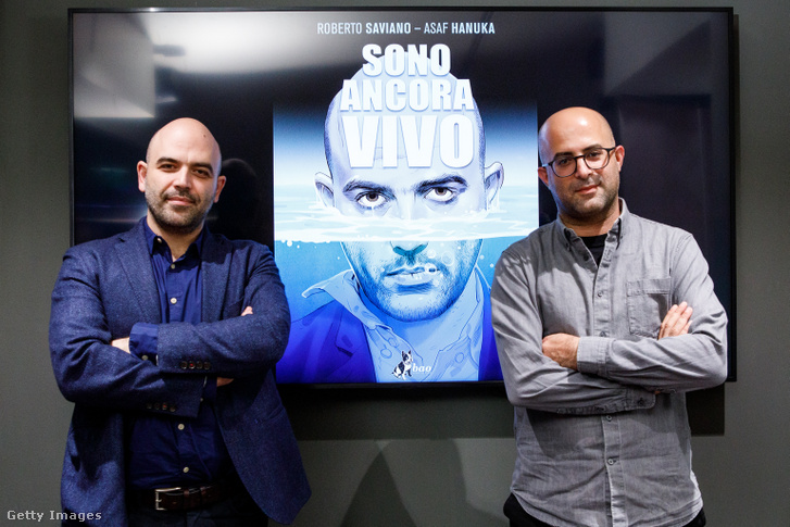 Roberto Saviano és Asaf Hanuka pózolnak a fotósnak a „Még élek” című könyv bemutatóján a Feltrinelli könyvesboltban 2021. október 12-én Milánóban, Olaszországban