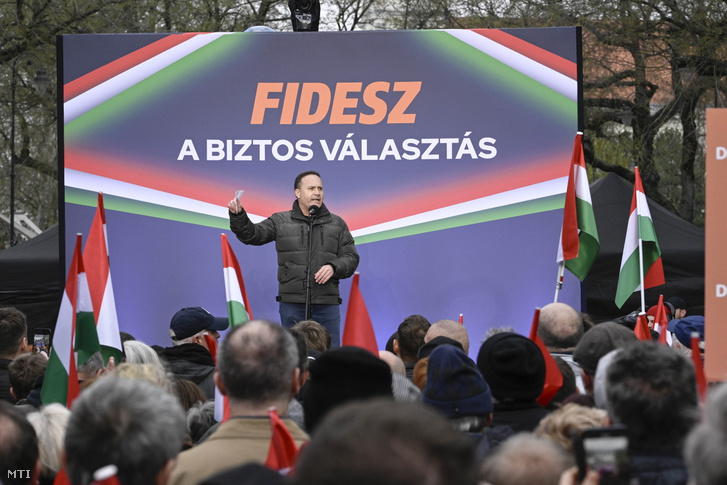 Takács Árpád, Békés vármegye főispánja, fideszes országgyűlési képviselőjelölt beszédet mond Orbán Viktor országjárásának békéscsabai állomásán, 2026. március 29-én.
