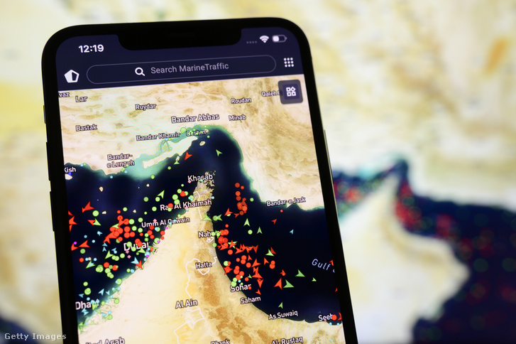MarineTraffic térkép a hajók jeladóinak nagy sűrűségét mutatja a Hormuzi-szorosban 2026. március 27-én