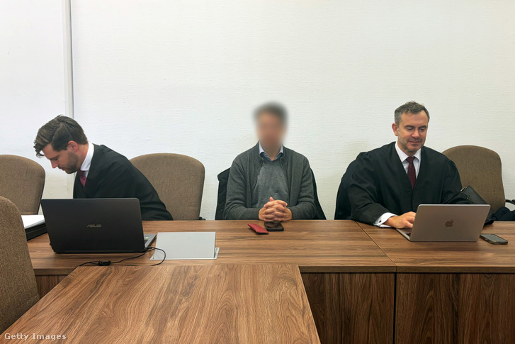 A vádlott (M) ügyvédjeivel ül a tárgyalóteremben a Panama-iratok ügyében indult per kezdetén 2026. március 4-én Kölnben