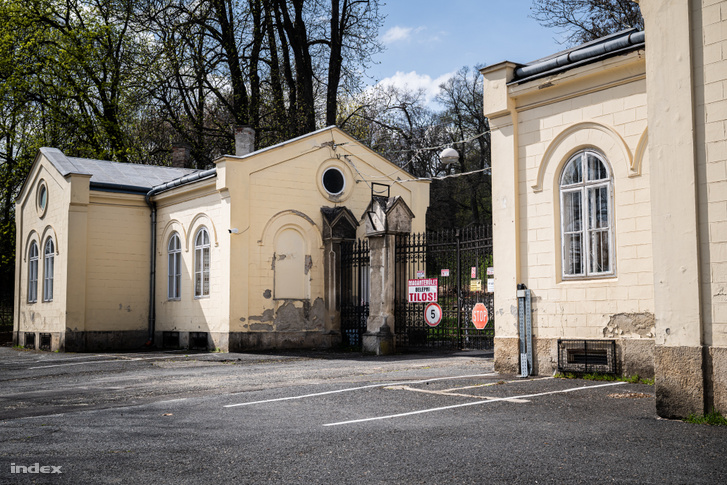 Az Országos Pszichiátriai és Neurológiai Intézet bejárata 2026. április 2-án