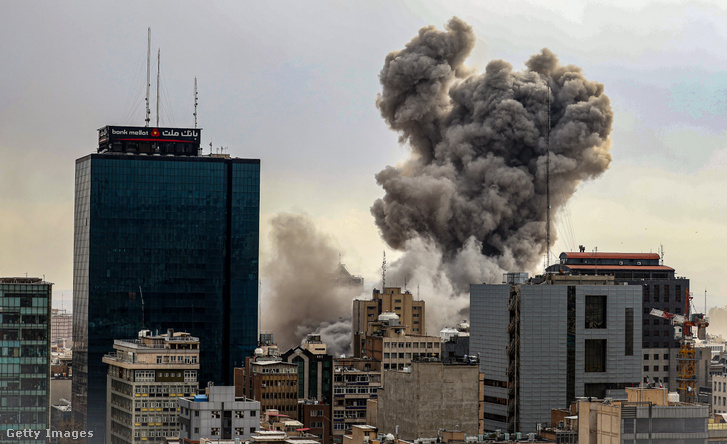 Áttekintő felvétel Teheránról, a távolban füst látható, miután robbanásokról érkezett jelentés a városból, 2026. március 2-án