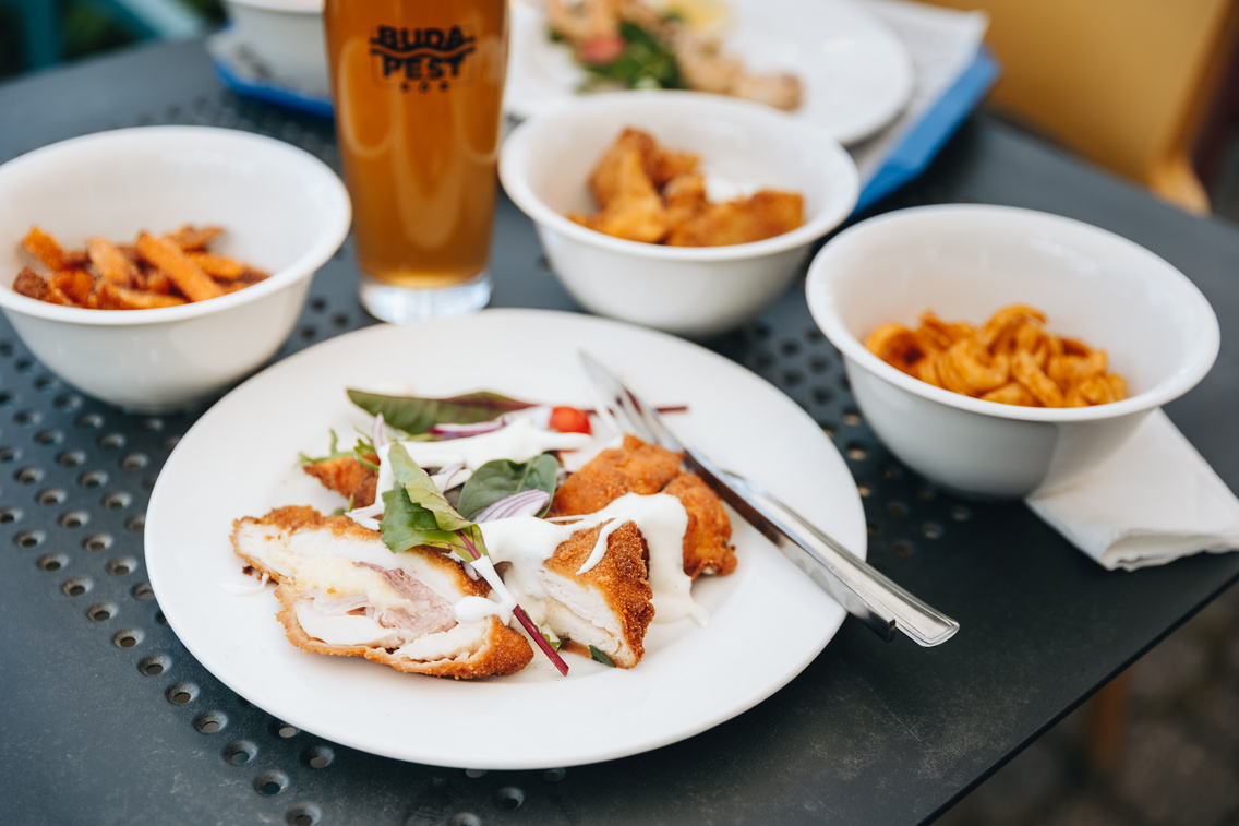 Újdonság a sajttal és sonkával töltött rántott csirkemell