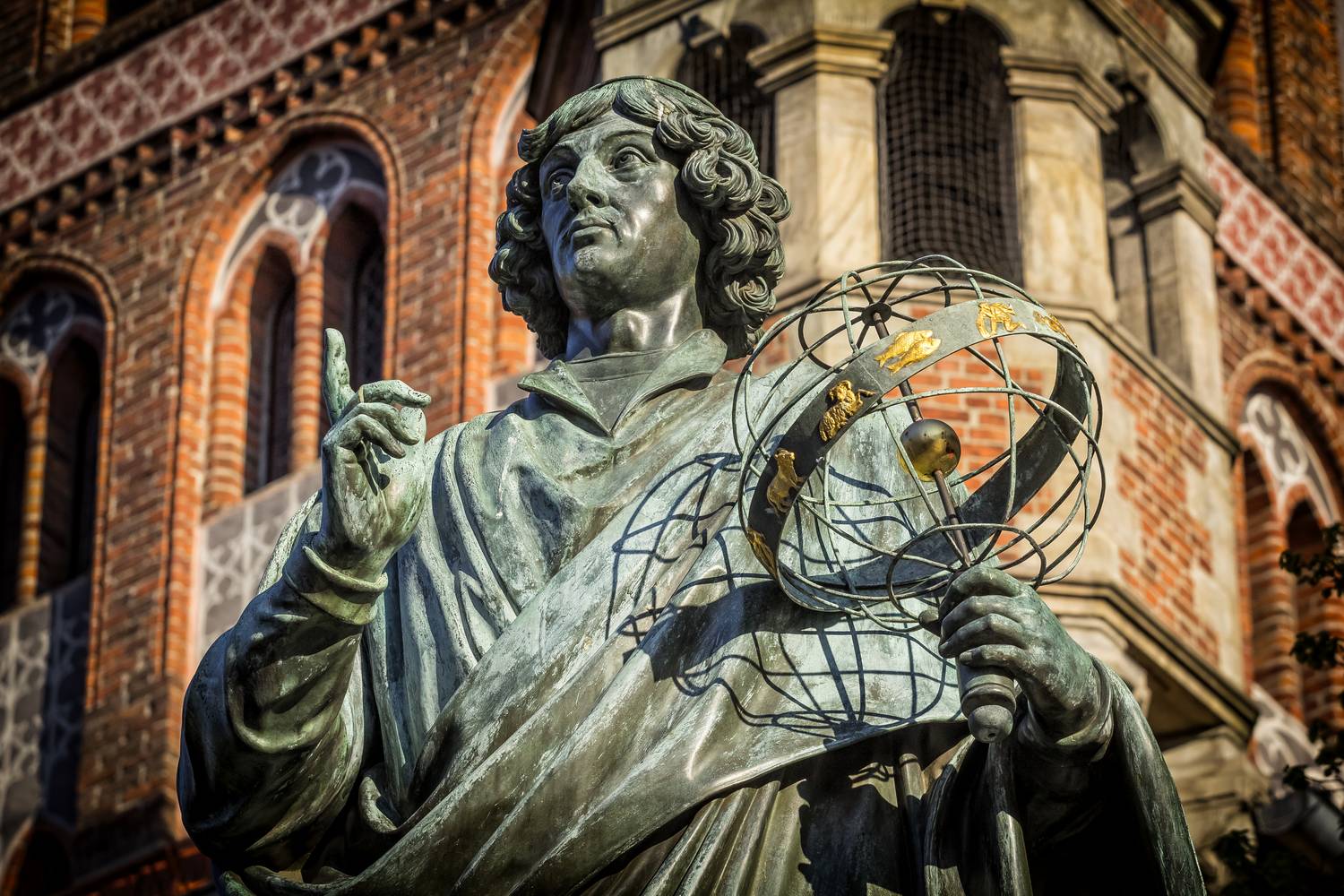 Nikolausz Kopernikusz-emlékmű, Toruń, Lengyelország. A Christian Friedrich Tieck által készített, az Óvárosi téren álló emlékművet 1853-ban avatták fel.