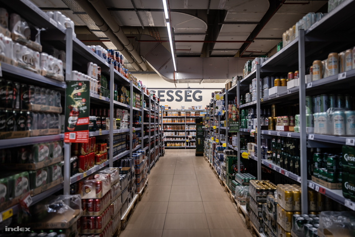 Szeszes italokat kínáló részleg egy élelmiszerboltban