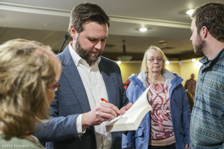 J. D. Vance dedikál egy példányt „Hillbilly Elegy” című könyvéből 2022. február 17-én