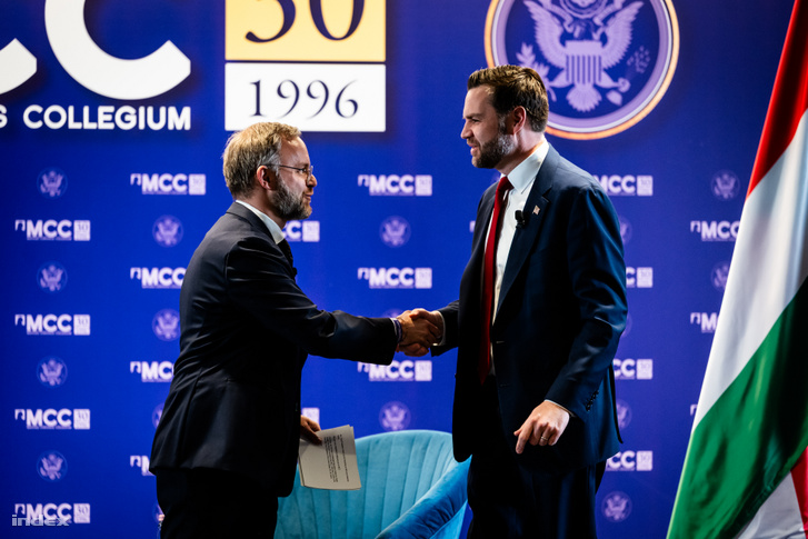 J. D. Vance amerikai alelnök (j) és Orbán Balázs