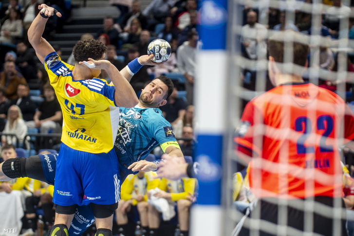 Bánhidi Bence, a Szeged játékosa (b2), valamint Théo Monar (b) és Klemen Ferlin (j), az Industria Kielce játékosai a férfi kézilabda Bajnokok Ligája negyeddöntőjébe jutásért játszott OTP Bank-Pick Szeged - Industria Kielce első mérkőzésen a szegedi Pick Arénában 2026. április 2-án.