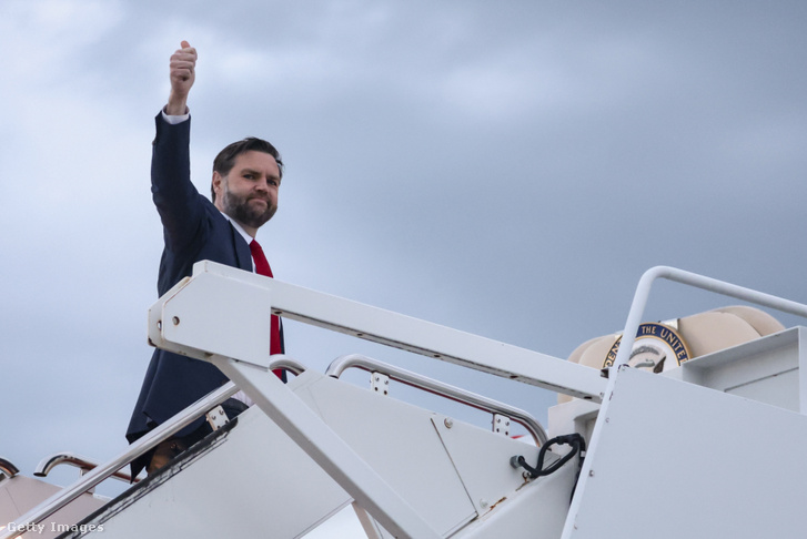JD Vance felszáll az Air Force Two fedélzetére 2026. április 6-án
