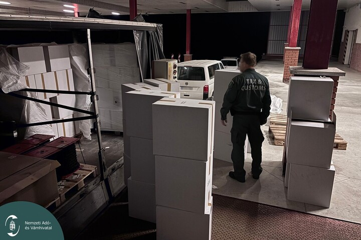 Hatvanezer doboz csempészcigarettát találtak egy ukrán teherautóban