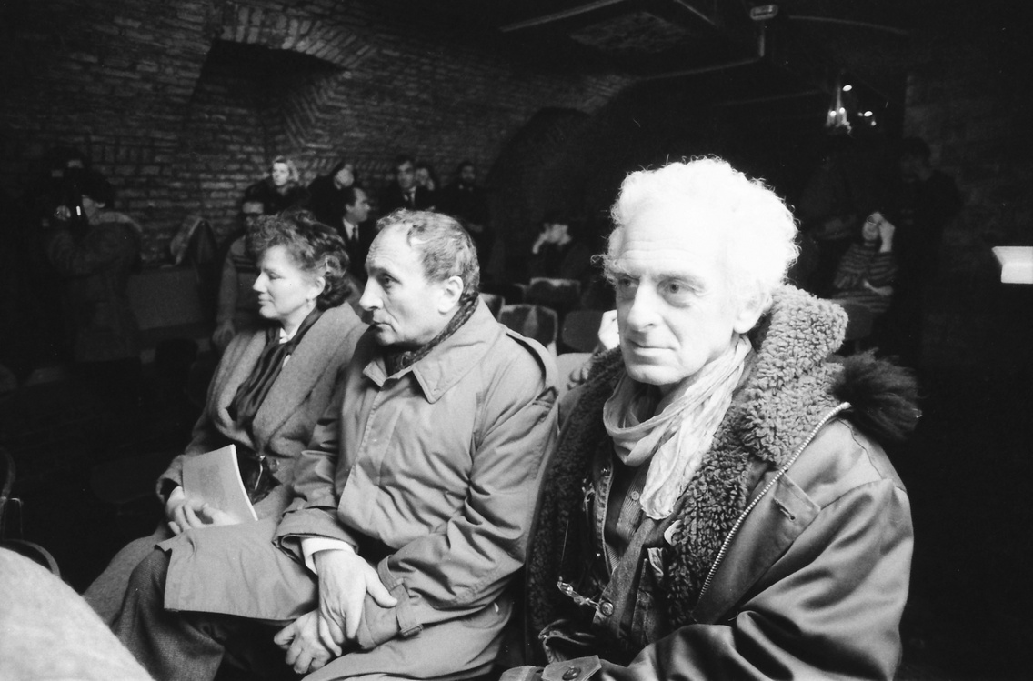 Mikszáth Kálmán tér, a Tilos az Á underground szórakozóhely pincéje. Forgács Rezső író Ezra Pound-estje 1990. december 9-én. Elöl Fónay Jenő és Krassó György