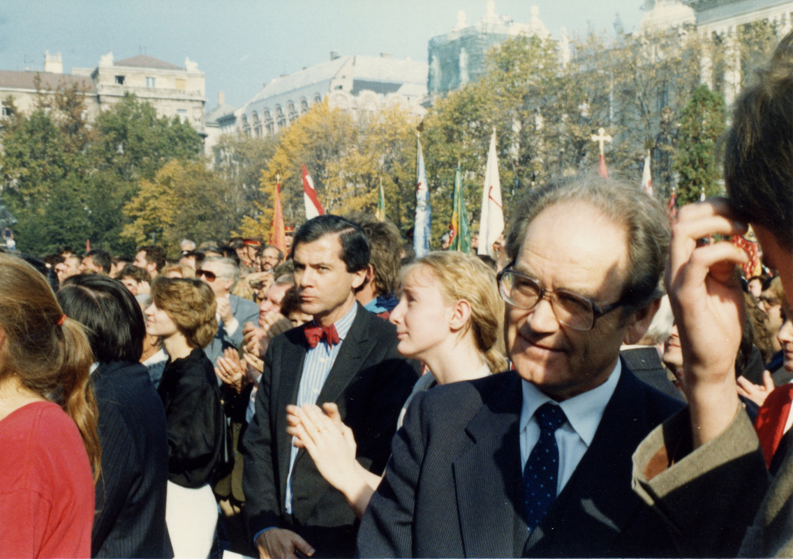 A Kossuth Lajos tér 1989. október 23-án, a köztársaság kikiáltása idején. Piros csokornyakkendővel Mark Palmer amerikai, jobbra Borisz Sztukalin szovjet nagykövet, 1990